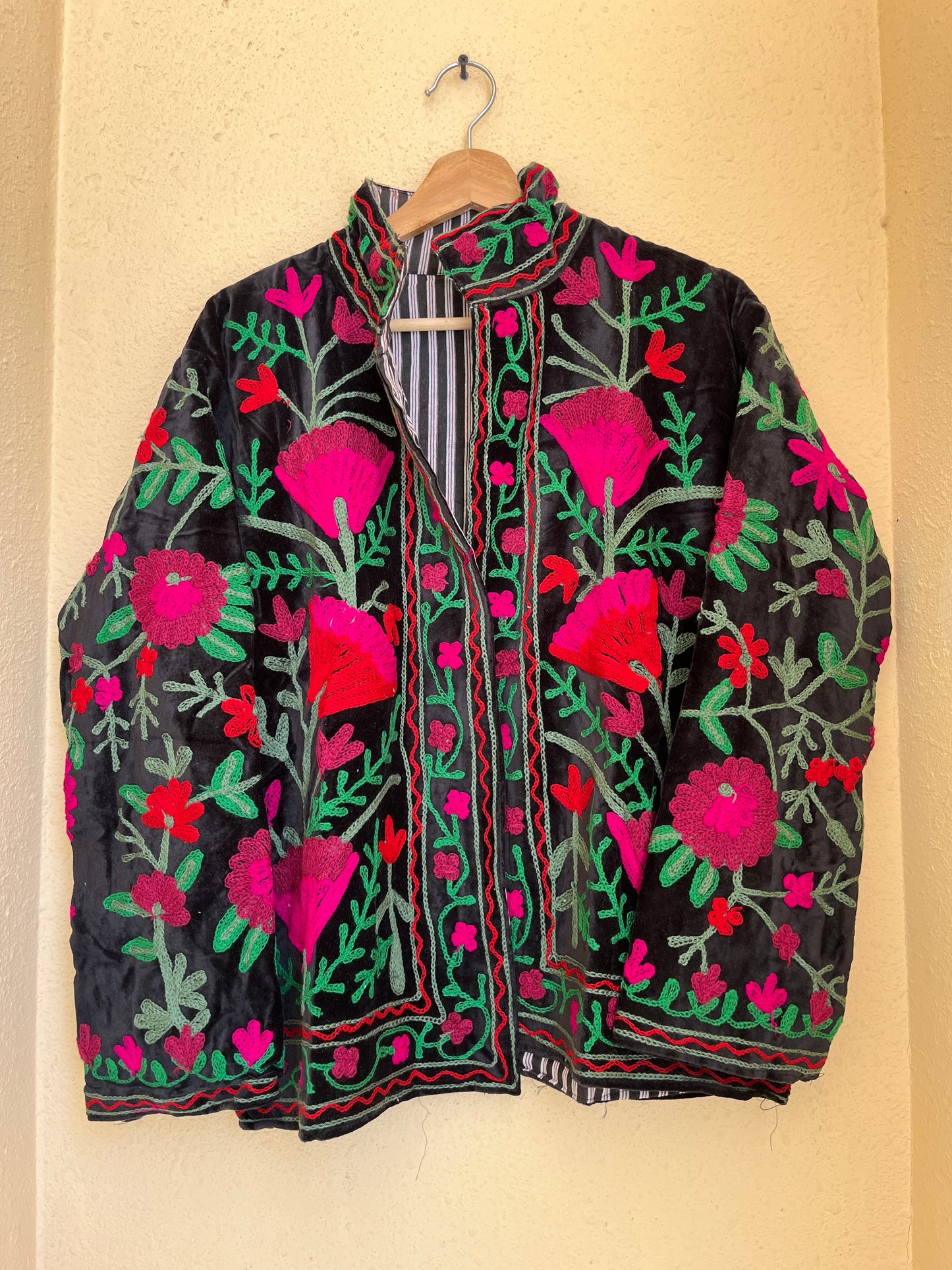Women's 1067 Suzani Reversible Cotton Jacket – Artistic Embroidered Statement Jacket